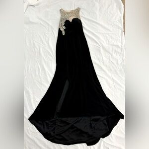 Long formal gown. Great for parties. Size 6 but stretchy material.